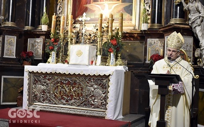 Bp Marek Mendyk w czasie głoszenia homilii.