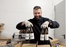 ▲	O. Wojciech Wójtowicz OSB podczas pracy przy produkcji złotego napoju Tinecia.