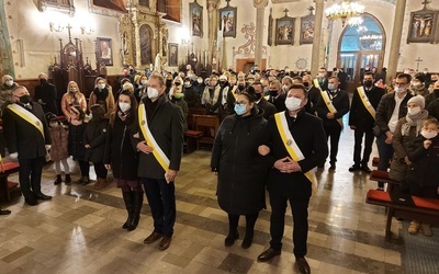 Szydłowieccy Rycerze Kolumba pierwszy rok pracy rozpoczęli Mszą św. w kościele parafialnym.