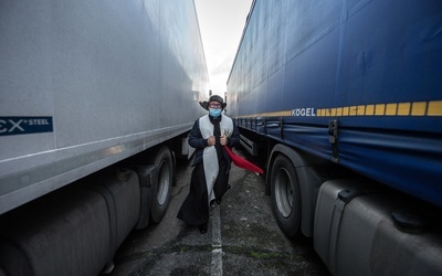 „Byliśmy na prawdziwych peryferiach”. Polski kapłan wspomina Wigilię na lotnisku Manston