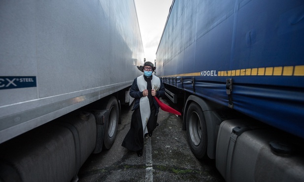 „Byliśmy na prawdziwych peryferiach”. Polski kapłan wspomina Wigilię na lotnisku Manston