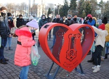 Akcja "Pomocnych serc" rozpoczęła sie przed MDK w Stalowej Woli.