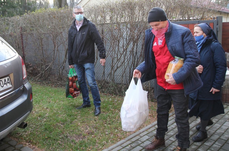 Gorący posiłek w żywieckim parku dla wszystkich potrzebujących