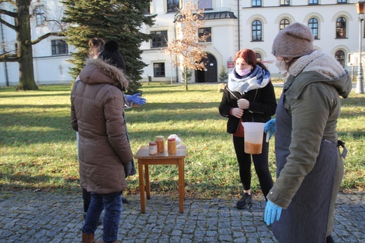 Gorący posiłek w żywieckim parku dla wszystkich potrzebujących