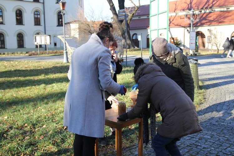 Gorący posiłek w żywieckim parku dla wszystkich potrzebujących