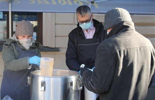 Gorący posiłek w żywieckim parku dla wszystkich potrzebujących