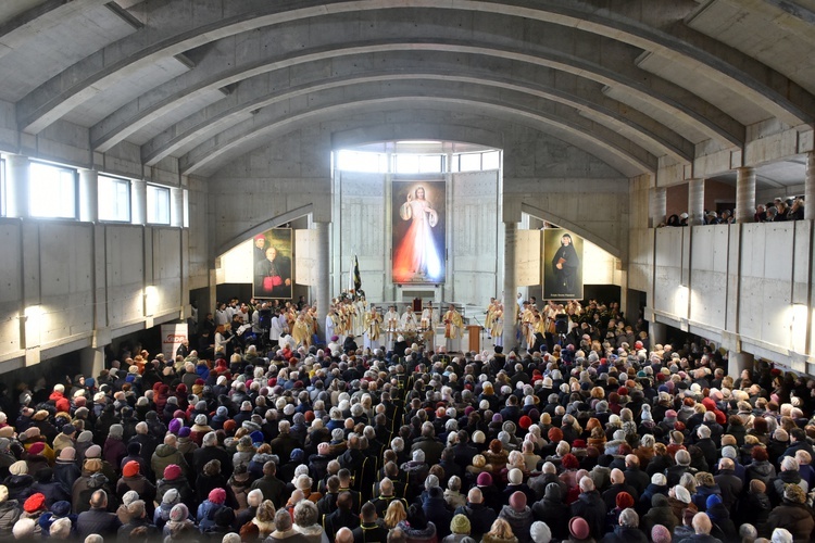 Nowa świątynia wypełniła się po brzegi czcicielami Bożego Miłosierdzia.