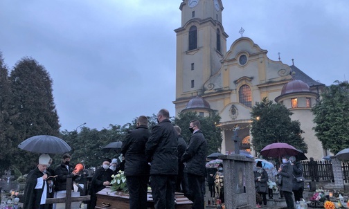 Śp. ks. prał. Adam Drożdż spoczął na cmentarzu przy kościele w Goleszowie.