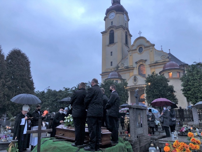 Śp. ks. prał. Adam Drożdż spoczął na cmentarzu przy kościele w Goleszowie.