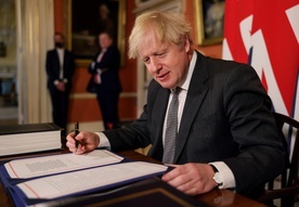 Brytyjski premier Boris Johnson oficjalnie podpisał umowę handlową z UE