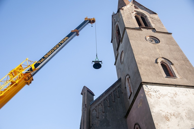 Demontaż dzwonów w Lubiechowie