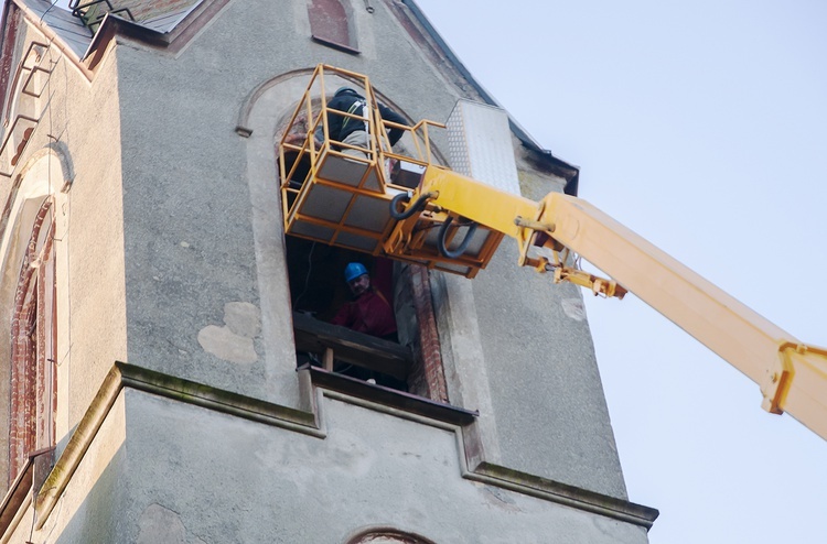 Demontaż dzwonów w Lubiechowie