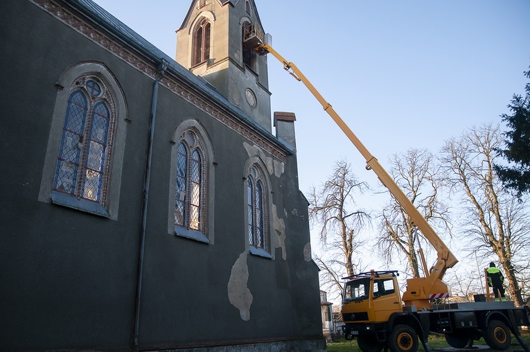 Demontaż dzwonów w Lubiechowie