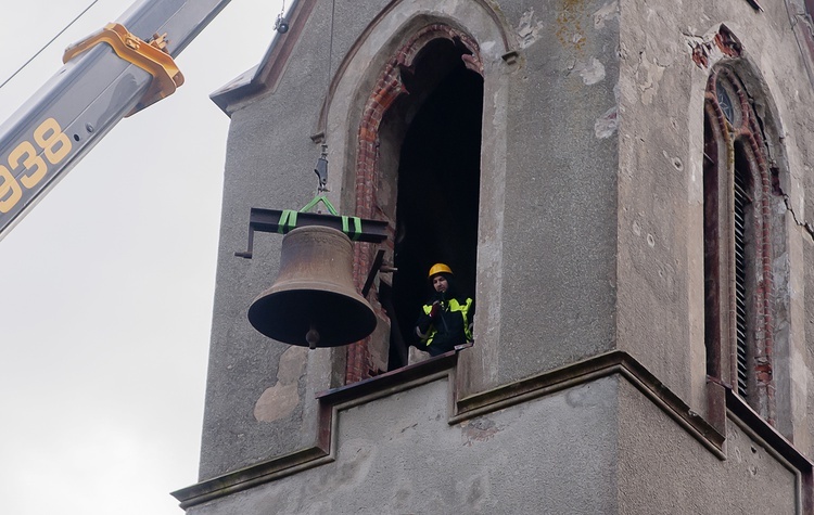 Demontaż dzwonów w Lubiechowie