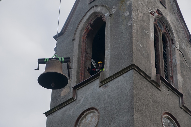 Demontaż dzwonów w Lubiechowie
