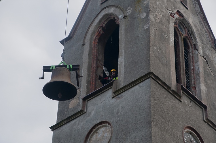 Demontaż dzwonów w Lubiechowie