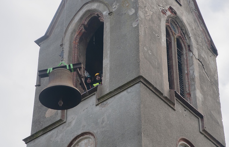 Demontaż dzwonów w Lubiechowie