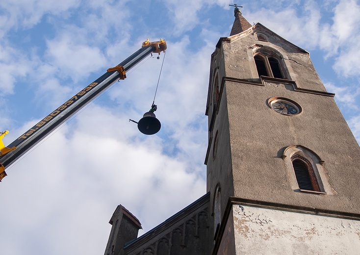 Demontaż dzwonów w Lubiechowie