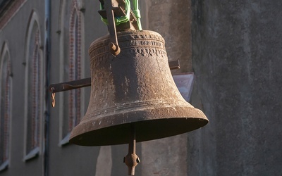 Demontaż dzwonów w Lubiechowie