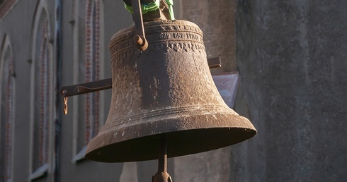 Demontaż dzwonów w Lubiechowie