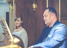 Joanna Rolewska i Szymon Kowalczyk służą swymi talentami muzycznymi w parafii Niepokalanego Poczęcia NMP w Rawie Mazowieckiej.