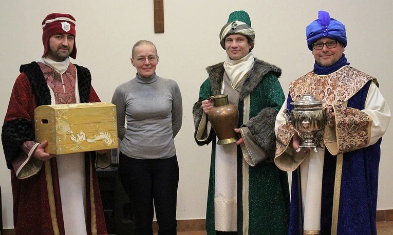 Aleksandrowiccy mędrcy z Barbarą Biegun, która zaprojektowała i uszyła ich nowe stroje! Z lewej: Marek Klimek, a z prawej obok Barbary: Łukasz Szymkowiak i Marek Labudda.