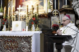 Biskup świdnicki w czasie Mszy św. sylwestrowej.