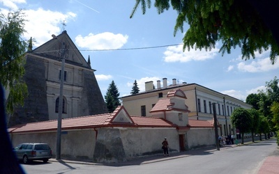 Z lewej fronton kościoła pw. św. Stanisława, a z prawej budynek liceum ogólnokształcącego.