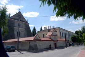 Z lewej fronton kościoła pw. św. Stanisława, a z prawej budynek liceum ogólnokształcącego.