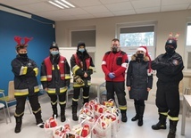 Paczki pomagali dostarczać także strażacy z OSP Stalowa Wola.