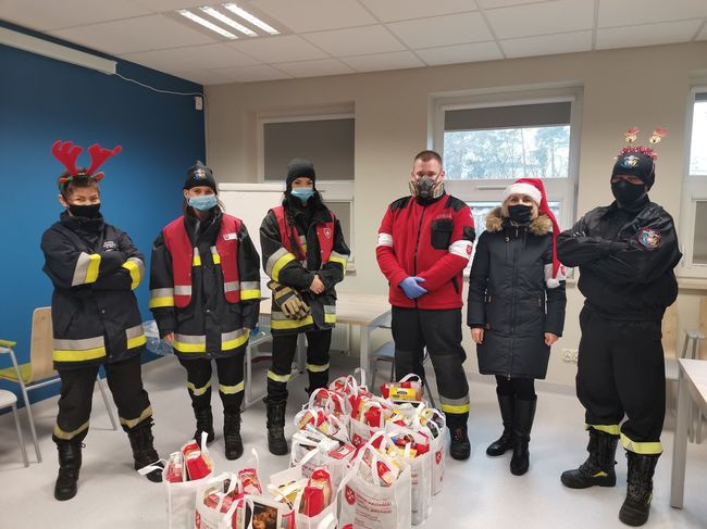 Paczki pomagali dostarczać także strażacy z OSP Stalowa Wola.