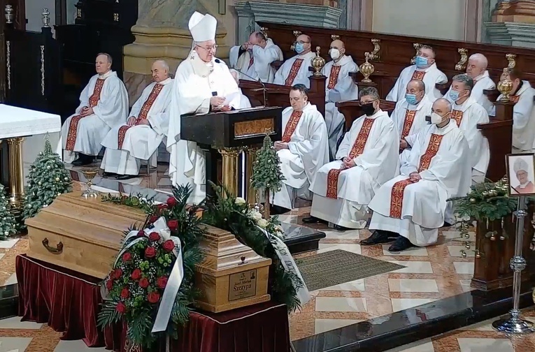 Księdza Szczypę pożegnali rodzina, przyjaciele i duchowieństwo.