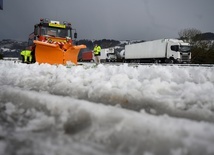 350 ewakuowanych po ataku zimy w Hiszpanii; nie żyje kierowca pługa śnieżnego