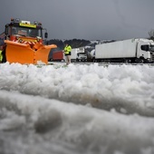 350 ewakuowanych po ataku zimy w Hiszpanii; nie żyje kierowca pługa śnieżnego