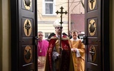 Bp Wiesław Lechowicz po otwarciu Drzwi Jakubowych wprowadził wiernych w rok jubileuszowy patrona pielgrzymów.