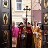 Bp Wiesław Lechowicz po otwarciu Drzwi Jakubowych wprowadził wiernych w rok jubileuszowy patrona pielgrzymów.