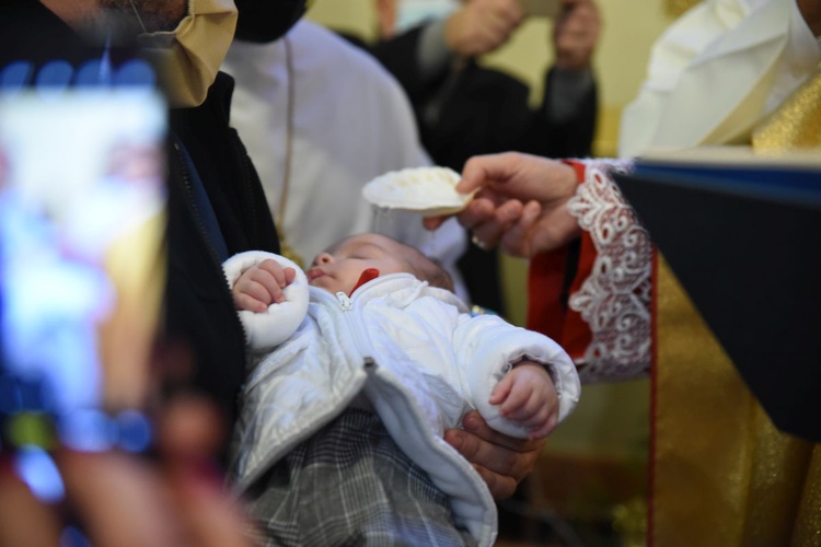 Chrzest dzieci. Do polania wodą święconą w brzeskim sanktuarium używa się muszli. 