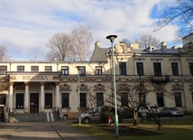 Główna siedziba biblioteki mieści się przy ul. Piłsudskiego 12.