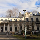 Główna siedziba biblioteki mieści się przy ul. Piłsudskiego 12.