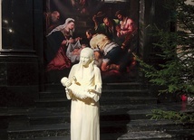 Figurę Matki Bożej znajdującą się w archikatedrze wyrzeźbił specjalnie z okazji Bożego Narodzenia absolwent ASP Wisław Dojlidko. 