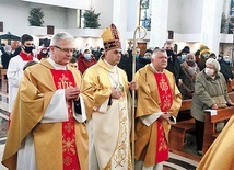 ▲	Biskup Bab modlił się w intencji małżonków.