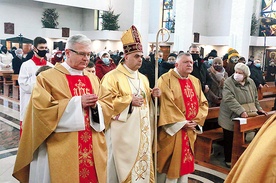 ▲	Biskup Bab modlił się w intencji małżonków.