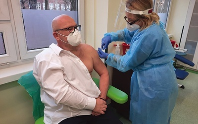 Tylko pierwszego dnia szczepień w Uniwersyteckim Szpitalu Klinicznym zaszczepiono 126 osób. Na zdjęciu dyrektor placówki dr Piotr Pobrotyn.