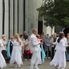 Taniec przy gorzowskim białym kościele podczas tegorocznej akcji „Koronka do Bożego Miłosierdzia na ulicach miast świata”.