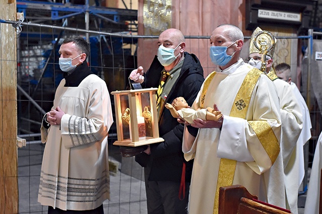 ▲	Przed Pasterką procesyjnie wniesiono figurkę Dzieciątka i Betlejemskie Światło Pokoju.