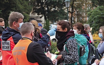 40. Piesza Pielgrzymka Krakowska również odbywała się w reżimie sanitarnym – z mierzeniem temperatury każdemu z pątników.