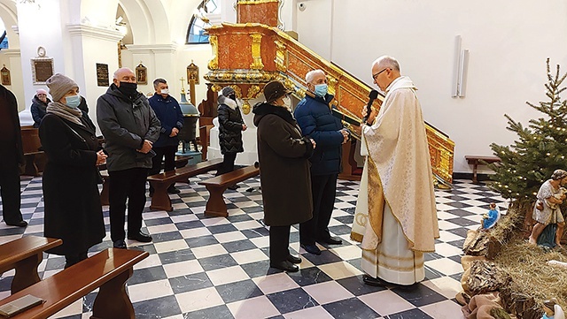 Małżonkowie na nowo wypowiedzieli słowa przysięgi ślubnej m.in. w parafii Niepokalanego Poczęcia NMP w Rawie Mazowieckiej.