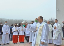 Jodłowa. Gołąb pokoju wypuszczony w niebo