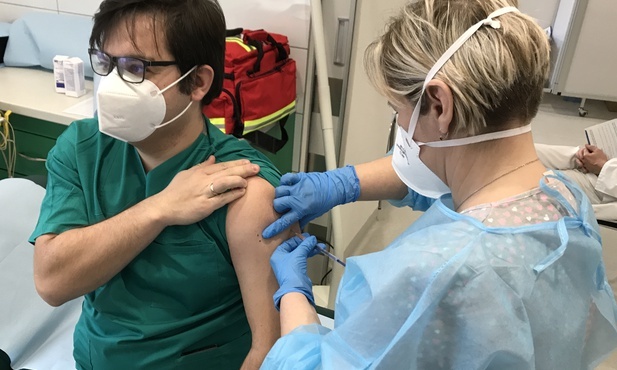 Chorzów. Zespół Szpitali Miejskich rozpoczął szczepienia pracowników służby zdrowia