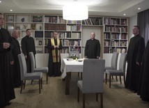 Wszyscy duszpasterze parafii św. Andrzeja Boboli z wizytą kolędową u swoich parafian.